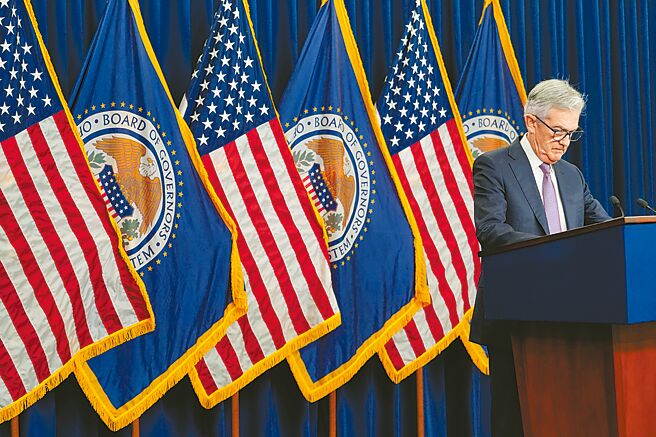 比起升息的全面影响，升息过多过快且会误杀无辜，缩表的效果温和且可控性大，联准会不该笨笨的戴着钢盔往前衝。图／美联社