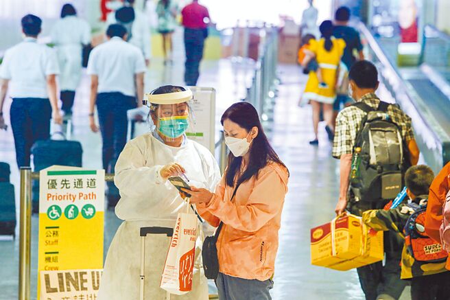 入境0+7免隔离13日上路，桃园机场将恢復常态入境通关，旅客入境不用再大排长龙查核入境健康声明，只需要领取快筛试剂。（陈麒全摄）