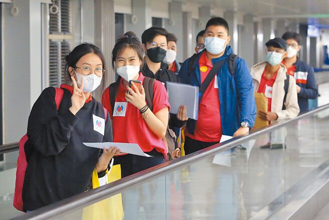 校园防疫再松绑，但境外生入境需一人一室，有大学表示，学校宿舍几乎都不合规定，希望未来能再放宽或解除。图为桃园机场入境的境外生。（本报资料照片）