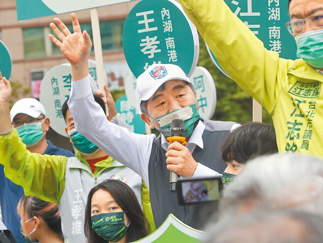 民進黨台北市長參選人陳時中，12日站在北市內湖民權東路與金湖路口，向民眾揮手致意。（鄭任南攝）
