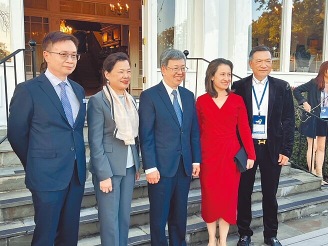 台灣形象展在華府揭幕，駐美代表蕭美琴（右二）在雙橡園歡迎主辦的外貿協會以及與會企業。前副總統陳建仁（右三）以及經濟部長王美花（左二）、外貿協會董事長黃志芳（左一）都出席晚宴。（王玉樹／華盛頓傳真）