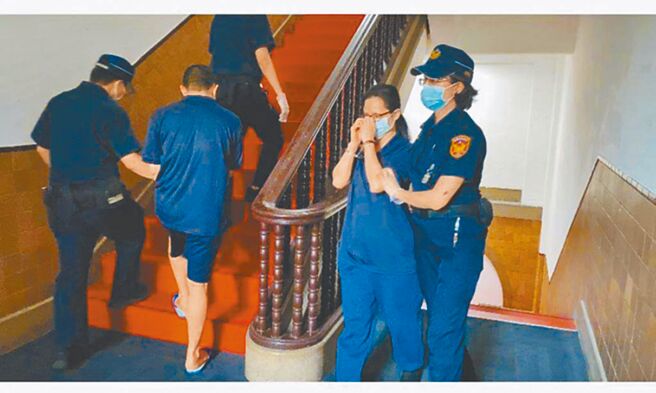 少女遭绞死焚尸，凶手逍遥法外多年后落网。凶手之一的陈谕诗（右二）在狱中声请释宪，认为本案已逾追诉时效。（本报资料照片）