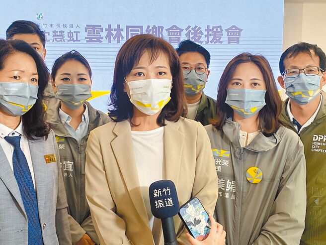 民進黨新竹市長參選人沈慧虹（左二）12日表示，很遺憾蔣萬安作為一個法律人，竟然挺吳子嘉、挺抹黑，又用不堪的言語羞辱司法人員，還為了拉攏民眾黨選票而悖離黨內同志。（陳育賢攝）