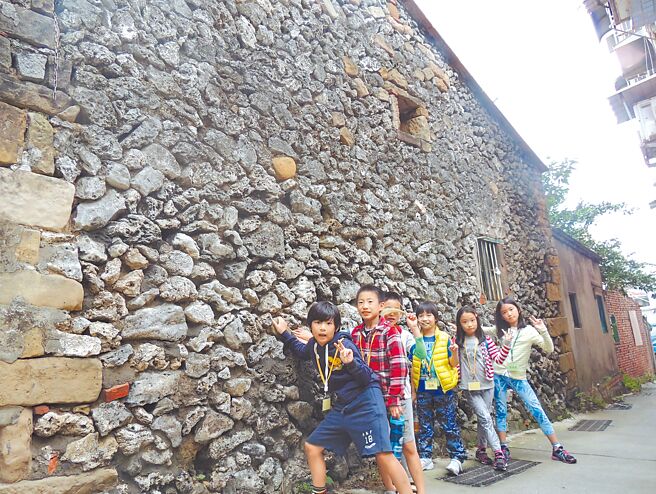 基隆市八斗子老街的咕咾厝，歷经岁月及恶劣天候摧残，多数已经崩塌受损。（基隆鸟会提供／张志康基隆传真）