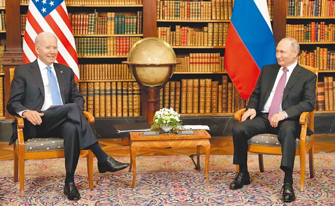 美國總統拜登透露將在下個月舉行的G20峰會和俄羅斯總統普丁見面。圖為拜登（左）與普丁2021年7月16日在端士日內瓦會晤。（摘自羅俄斯總統府官網）