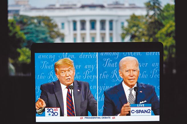 美國總統拜登接受CNN訪問，被詢及如果2024再和前總統川普對決問題時，很有自信的表示「我相信可以再打敗川普一次。」圖為2020年美國總統大選兩人首場電視辯論會的轉播畫面。（新華社）