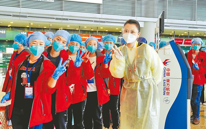 中共機關報《人民日報》連三天刊防疫評論專文，重申堅持動態清零，並稱「躺平不可取，躺贏不可能」。圖為各地援滬醫療隊陸續離滬。（新華社）