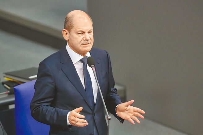 德国总理萧兹明确表态支持全球化并反对脱鉤，认为需与欧盟、中国等国家展开贸易。（新华社）