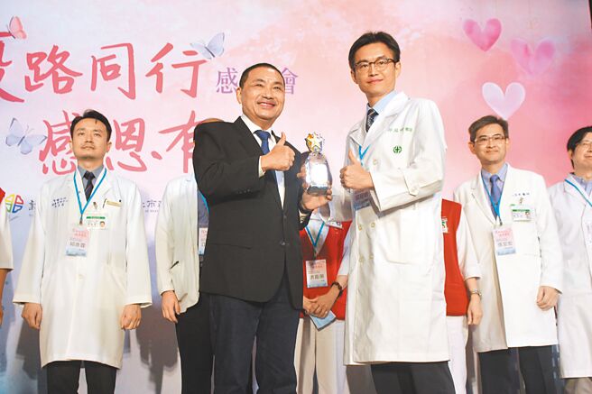 新北市长侯友宜（前排左）颁奖给亚东医院团队，感谢他们的无私奉献，守住新北疫情。（陈慰慈摄）