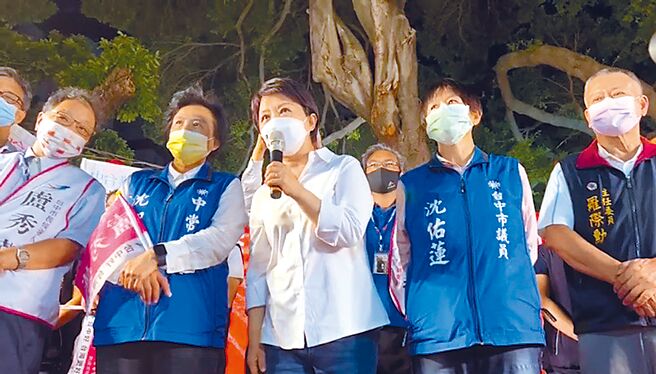 台中市长卢秀燕12日晚间参加她与市议员沈佑莲联合说明会，现场挤满支持民眾。（卢秀燕竞选总部提供）