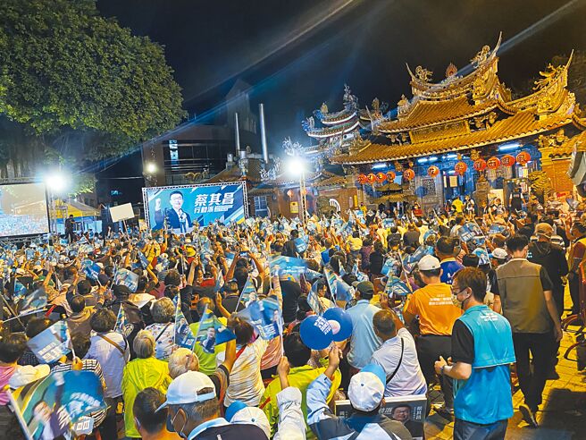 民进党台中市长参选人蔡其昌12日晚间于东区乐成宫举行造势晚会，现场涌进约3000人。（张妍溱摄）