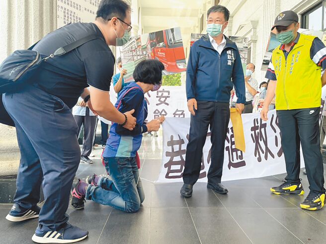 高雄凤山区三诚路60巷21弄因建商买地围路，导致道路缩减，严重影响通行，高市议员李雅静12日率当地居民到高市议会陈情，更有民眾下跪请托高市府给大家安全的居住环境。（洪浩轩摄）