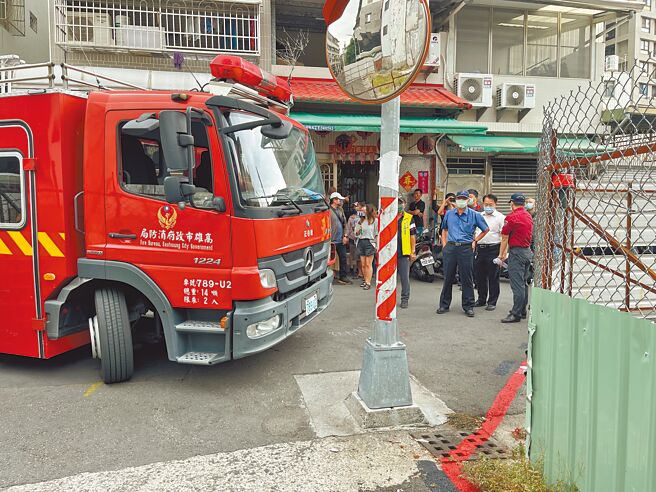 高雄凤山区三诚路60巷21弄因建商买地围路，导致道路缩减，严重影响通行，高市议员李雅静11日与相关单位再次会勘，特别请消防车于现场实地尝试通行，测试结果两侧道路均无法顺利通行。（李雅静提供／洪浩轩高雄传真）