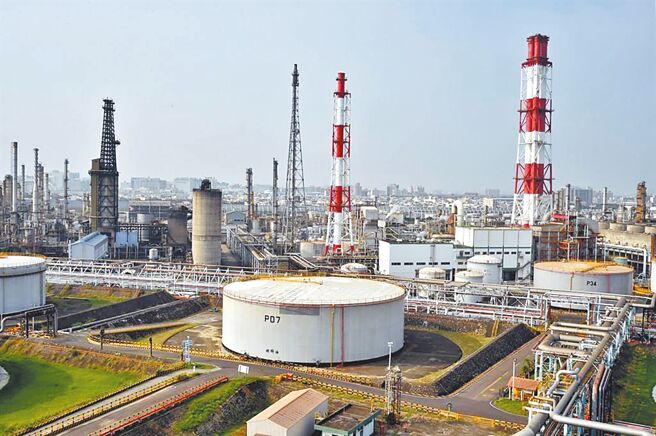 台湾中油公司大林炼油厂的黄姓消防课长为了弥补厂商损失，灌水採购单；林姓驾驶员则利用公帐购买果汁机、乳胶枕、电视机等物品，并私自将物品带回家使用。（本报资料照片）