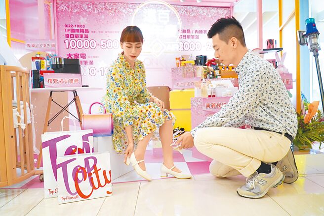 台中大遠百周年慶開跑，以「當我們同在一起」為主題。（遠百提供）