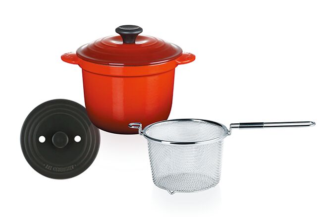 台中大遠百Le Creuset萬用窈窕鑄鐵鍋18cm櫻桃紅、網籃、內蓋18cm，建議售價1萬1460元、推薦價5680元。（遠百提供）