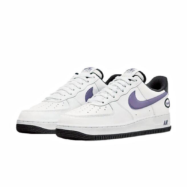 新竹大遠百NIKE AIR FORCE紫勾休閒鞋，建議售價3600元、特價2500元。（遠百提供）