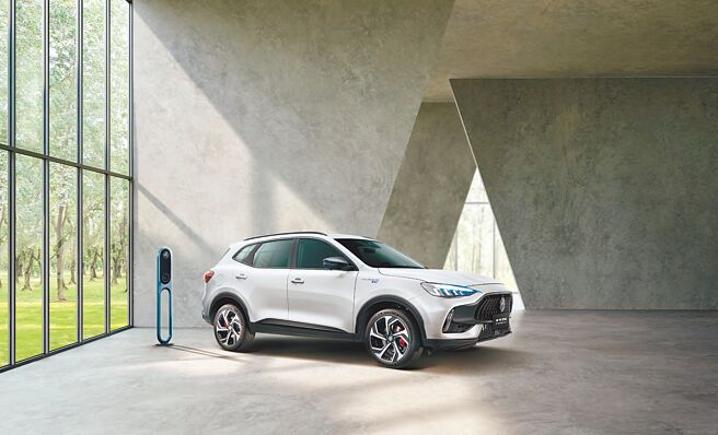 MG HS PHEV採取插電式油電混合動力，兼具燃油引擎及電動馬達兩種動力供給方式，118.9萬元超值售價，震撼市場。（MG Taiwan提供）