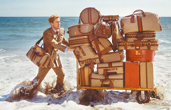 好莱坞男星雷恩葛斯林，为Gucci演绎「Gucci Valigeria旅行世界」大片。（Gucci提供）