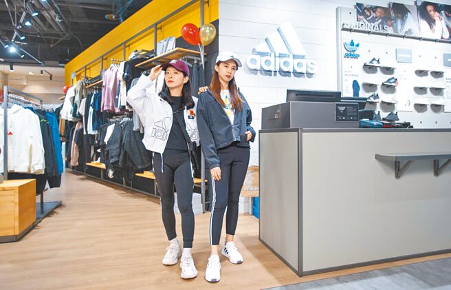 比漾廣場看好運動服飾銷售成長高，adidas專門店於1F盛大新開幕。（吳松翰攝）