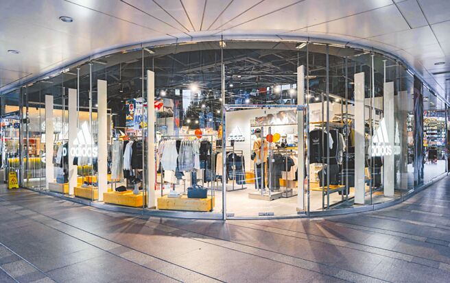 比漾廣場adidas專門店外觀打造新北最潮街角，周慶期間推出商品7折起。（吳松翰攝）