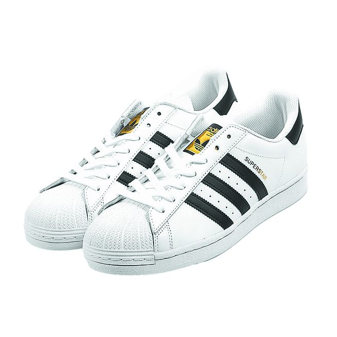 比漾廣場adidas Originals SUPERSTAR黑白貝殼休閒鞋，原價3090元、特價2590元，限量10雙。（比漾廣場提供）