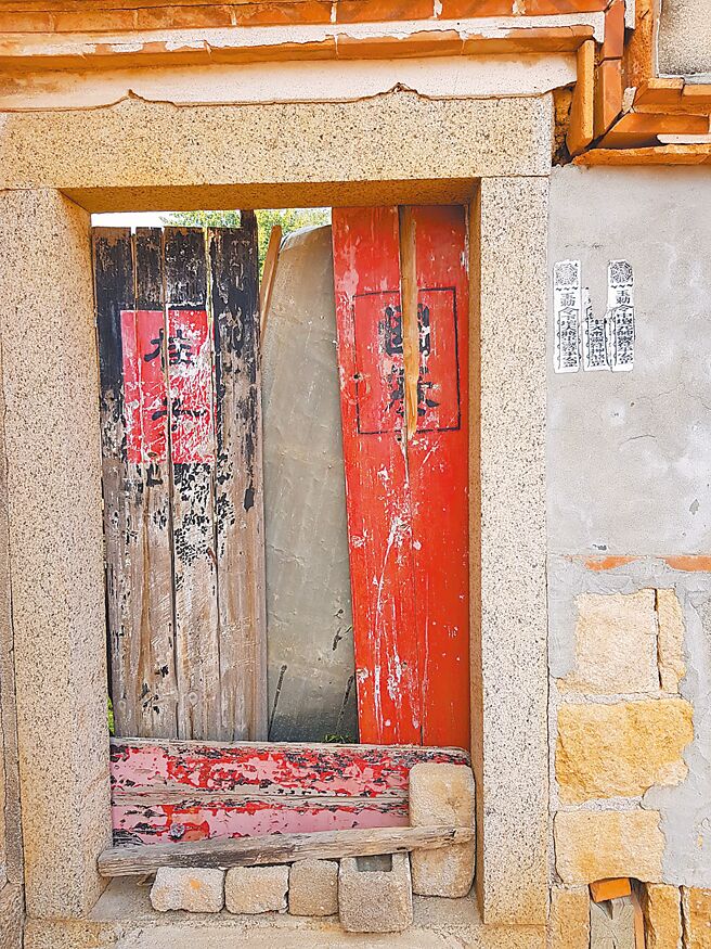 在石晓枫笔下，物质皆蕴含真谛。（罗辛摄）