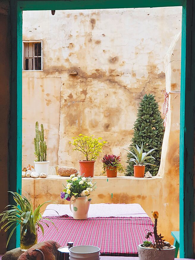 从小物件看大歷史，「小」显现作者的谦卑与好奇。（罗辛摄）