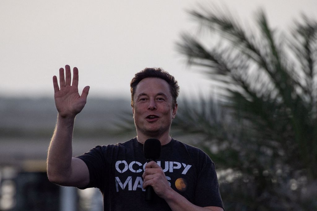 SpaceX老板马斯克（Elon Musk）在与 T-Mobile执行长西弗特（Mike Sievert）在 SpaceX 星际基地举行的联合新闻发布会做出手势。（路透社）(photo:ChinaTimes)