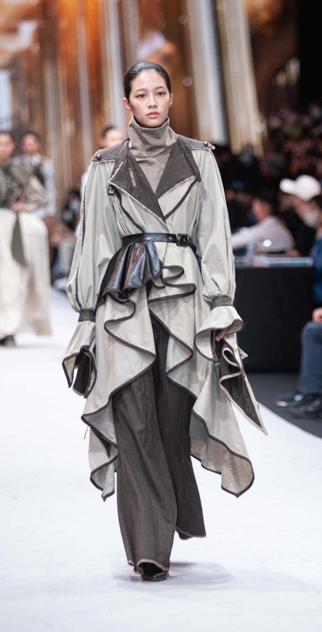 第36届设计新人奖首奖得主胡俊丞，以剑击世纪为题制作服装。（吴松翰摄）