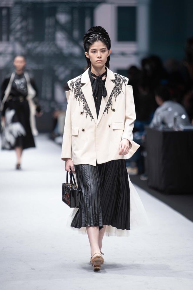 杨佳凰以作品「美丽的人们呀」拿下第36届设计新人奖优胜。（吴松翰摄）