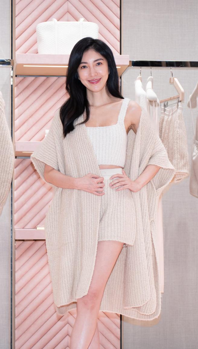 杨谨华日前出席Loro Piana 「Cocooning 系列期间限定店中店」活动，直呼想整个系列全包，Loro Piana 罗纹针织短版背心2万5600元、Loro Piana_针织开襟长版大衣10万8700元、Loro Piana抽绳粗针织短裤3万8200元。（吴松翰摄）
