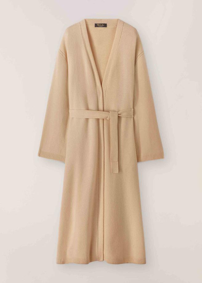 Loro Piana 针织绑带开襟长版大衣，10万5100元。（Loro Piana提供）