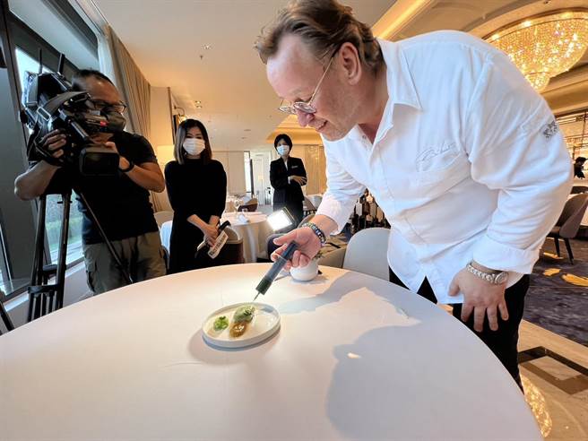 高雄万豪酒店的Majesty美享地餐厅这次重金礼聘的三星米其林顾问Thomas Bühner再度跨海来台，推出3场星光飨宴。（柯宗纬摄）