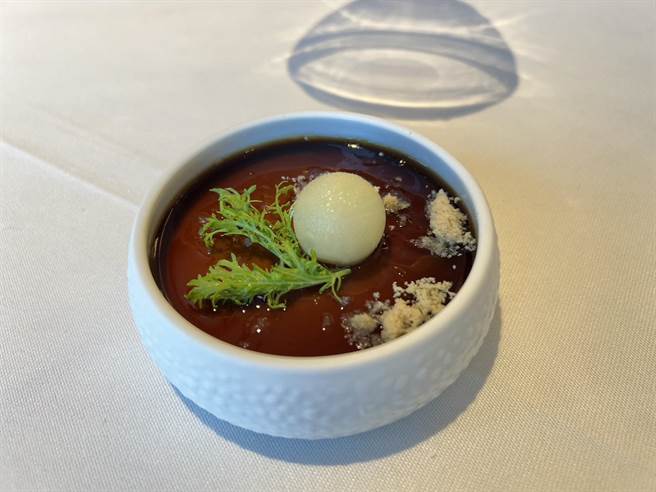 日常可乐和滑嫩鸭肝结合，迸出特别火花。（柯宗纬摄）