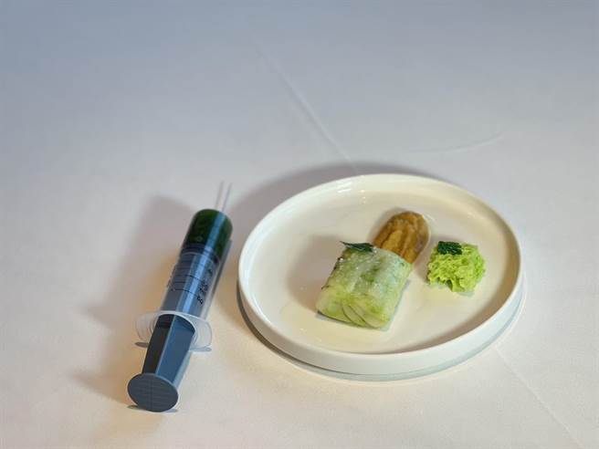 自日本空运新鲜现流鰤鱼，先浸以柠檬皮、南姜香料水，保存鱼肉的鲜甜与Q弹，舍弃山葵与酱油的搭配，撒上由奥勒冈、百里香、迷迭香相迭而成的综合香料，入口即能感受到大海旺盛的生命力和土壤的芬芳。（柯宗纬摄）