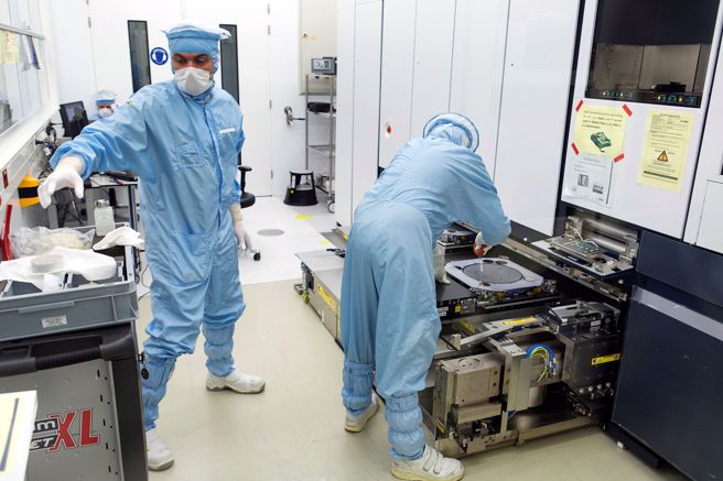 荷兰光刻机制造商ASML在美国禁令发布前，已用电邮通知其派往大陆的员工停止为大陆晶片公司进行维修与其他技术支援服务。（图／路透）