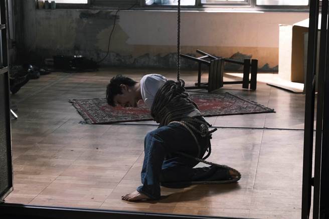 陳如山在新歌MV中遭綑綁，大秀演技。（放飛音樂提供）