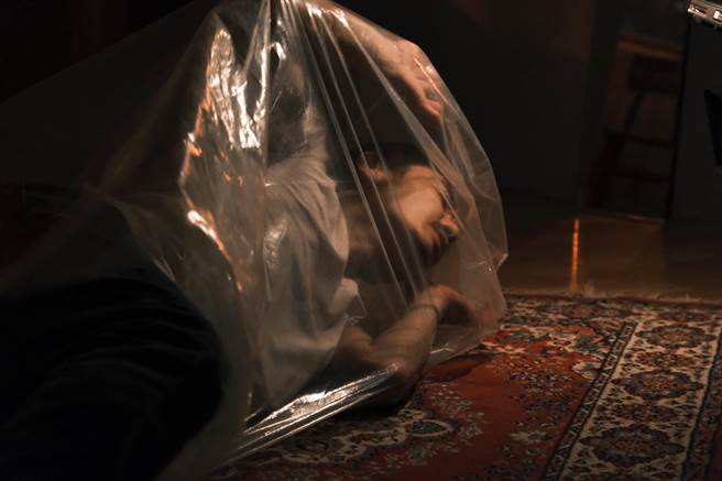 陳如山在MV中被套進塑膠袋中。（放飛音樂提供）