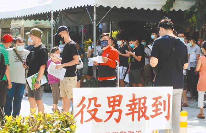 国防部部长邱国正透露，义务役期延长问题，还要跟其他部会协调，盼今年年底前有结论。（本报资料照片）