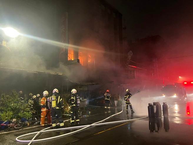 桃园中坜一间小吃店今凌晨发生火警事故。（翻摄画面／蔡明亘桃园传真）