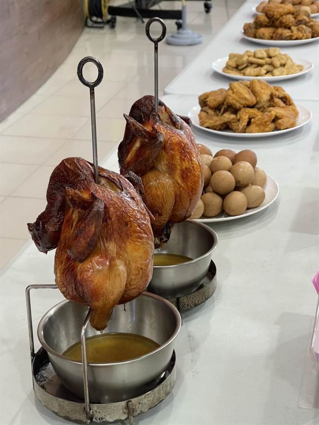 南投县养鸡协会15日提供茶叶蛋、炸鸡等料理免费吃，还有优惠商品可选购。（杨静茹摄）