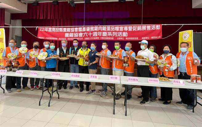 埔里镇长廖志城及多名南投县议员一起推广国产鸡肉。（杨静茹摄）