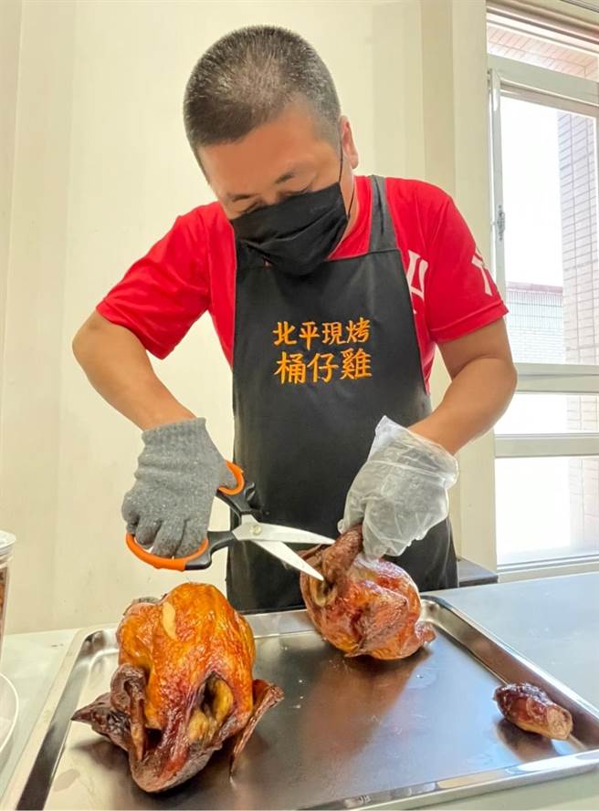 师傅表演用一只剪刀肢解桶仔鸡。（杨静茹摄）