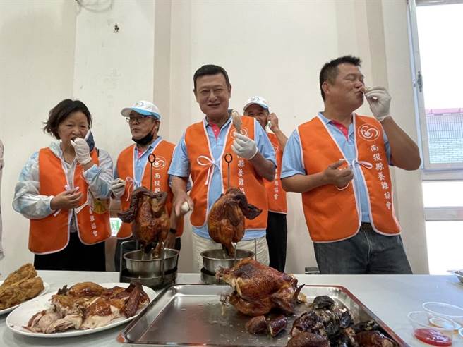 南投鸡协理事长马东生（左起）、常务监事黄锡昆等人推广国产鸡，15日在埔里镇仁爱公园办促销品嚐大会。（杨静茹摄）