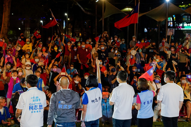 国民党高雄市长候选人柯智恩（中）。（图／取自柯志恩脸书）