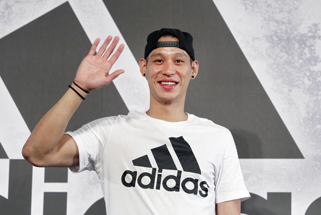 林书豪在CBA热身赛首秀仅得6分，似乎还未找回手感。(美联社)