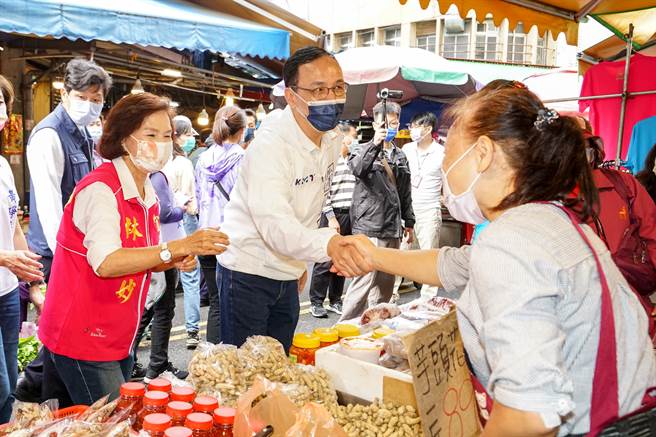 国民党主席朱立伦（左二）今天到宜兰为县长参选人林姿妙（左一）助选。（李忠一摄）