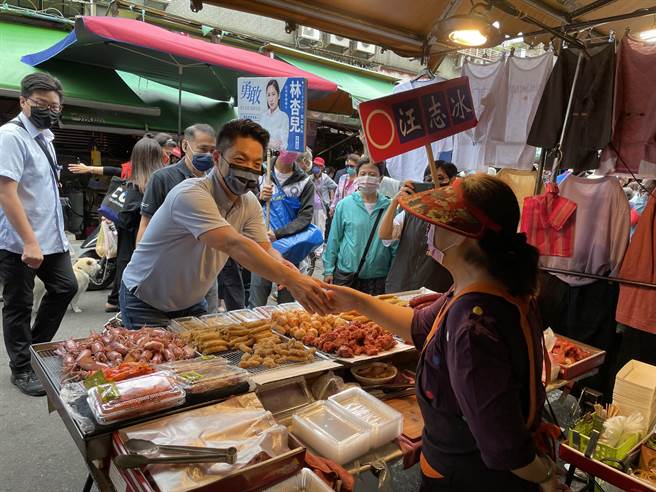 国民党台北市长参选人蒋万安今天早上前往社子市场扫街。（杨亚璇摄）