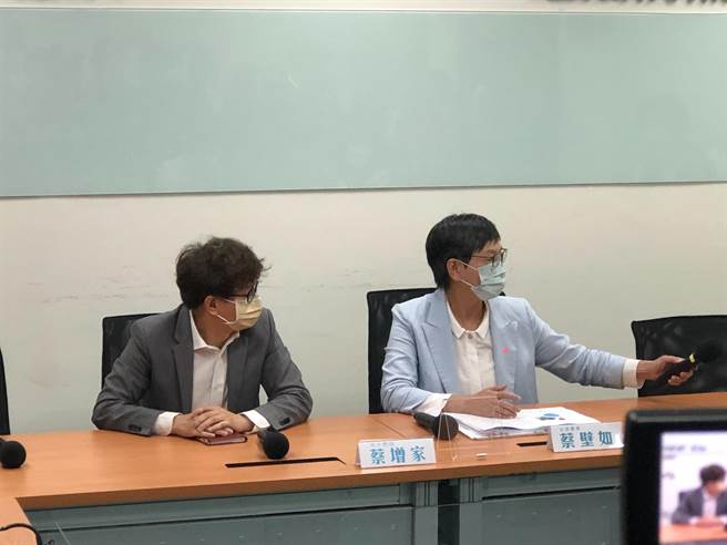 蔡壁如召开记者会说明论文。(邱新博摄)